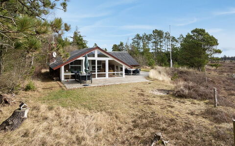 Alfwin - 3Km from the Sea: Gebäude, Haus, Fenster, Zuhause, Dach, Wohngebiet, Strauch, Hütte, Grundstueck