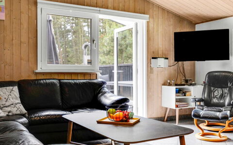 Jul - 900M from the Sea: Holz, Möbel, Interior Design, Wohnzimmer, Couch, Flooring, Zimmer, Fussboden, Zuhause, Decke