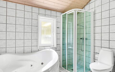 Jul - 900M from the Sea: Armatur, Flooring, Badezimmer, Interior Design, Fussboden, Decke, Installation, Zimmer, Sinken, Zapfhahn