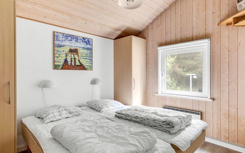 Jul - 900M from the Sea: Holz, Zuhause, Haus, Schlafzimmer, Tür, Hütte, Hartholz, Bett, Holzbeize, Bedding