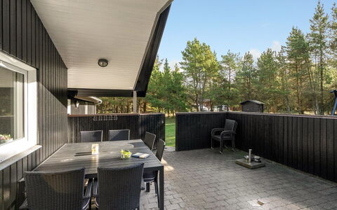 Jul - 900M from the Sea: Holz, Zuhause, Hütte, Schatten, Veranda, Abstellgleis, Garten, Hinterhof, Deck, Design