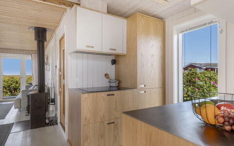 Hermoth - 300M from the Sea: Holz, Flooring, Fussboden, Küche, Interior Design, Hartholz, Decke, Holzbeize, Cabinetry, Countertop