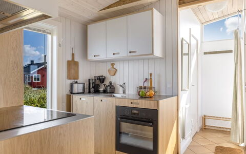 Hermoth - 300M from the Sea: Holz, Küche, Flooring, Interior Design, Fussboden, Countertop, Küchengerät, Möbel, Decke, Zimmer