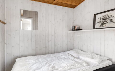 Hermoth - 300M from the Sea: Holz, Flooring, Schlafzimmer, Fussboden, Decke, Bettdecke, Bedding, Planke, Bett, Zimmer