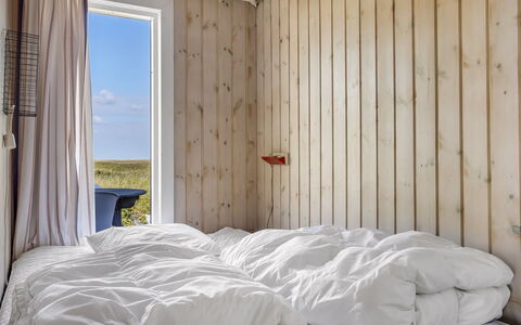 Hermoth - 300M from the Sea: Schlafzimmer, Bettdecke, Bett, Holz, Bedding, Linens, Fussboden, Flooring, Bettrahmen, Kissen