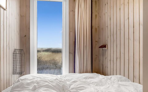 Hermoth - 300M from the Sea: Holz, Schlafzimmer, Fussboden, Bettdecke, Bett, Flooring, Bedding, Hartholz, Linens, Holzbeize