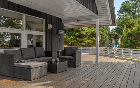 Lin - 2.9Km from the Sea: Holz, Veranda, Holzboden, Flooring, Fussboden, Hartholz, Deck, Planke, Verbundwerkstoff, Holzbeize