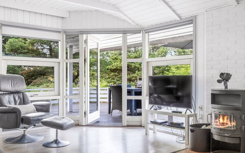Lin - 2.9Km from the Sea: Möbel, Interior Design, Flooring, Holz, Fussboden, Decke, Stuhl, Wohnzimmer, Zuhause, Holzboden