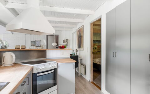 Lin - 2.9Km from the Sea: Küche, Countertop, Küchengerät, Möbel, Interior Design, Flooring, Cabinetry, Major Appliance, Holz, Fussboden