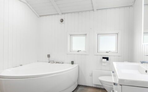 Lin - 2.9Km from the Sea: Armatur, Badezimmer, Flooring, Fussboden, Interior Design, Decke, Zapfhahn, Installation, Sinken, Badewanne