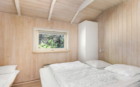 Lin - 2.9Km from the Sea: Holz, Schlafzimmer, Hartholz, Planke, Holzbeize, Sperrholz, Bedding, Blockhaus, Bett, Design