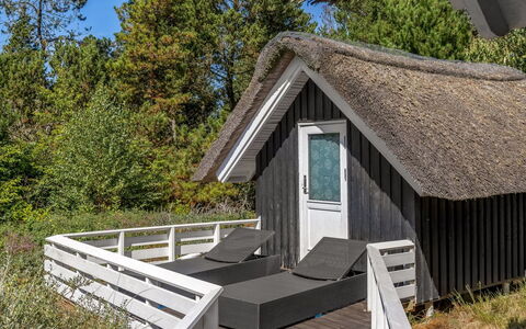 Lin - 2.9Km from the Sea: Holz, Hütte, Planke, Veranda, Hartholz, Dachdecken, Natürliches Material, Deck, Blockhaus, Holz