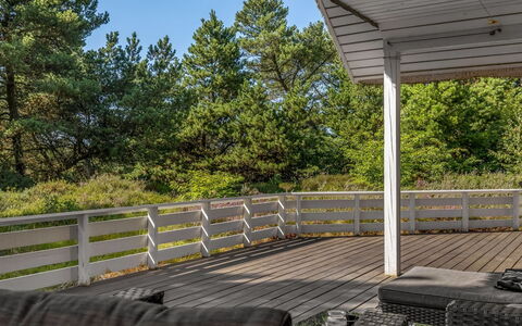Lin - 2.9Km from the Sea: Holz, Veranda, Deck, Schatten, Gartenmöbel, Hartholz, Geländer, Planke, Outdoor Struktur, Garten