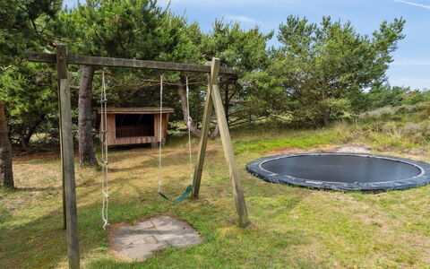 Erlinda - 3.1Km from the Sea: Pflanzengemeinschaft, Sonnenlicht, Krautige Pflanze, Garten, Plantage, Landwirtschaft, Bauernhof