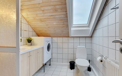 Paula - 2.3Km from the Sea: Flooring, Fussboden, Holz, Armatur, Decke, Interior Design, Installation, Badezimmer, Zimmer, Fliese