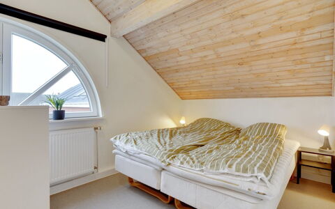 Paula - 2.3Km from the Sea: Holz, Schlafzimmer, Bett, Decke, Interior Design, Flooring, Fussboden, Bedding, Bettdecke, Bettrahmen