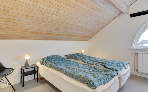 Paula - 2.3Km from the Sea: Schlafzimmer, Bett, Interior Design, Holz, Flooring, Fussboden, Decke, Bettdecke, Bedding, Bettrahmen