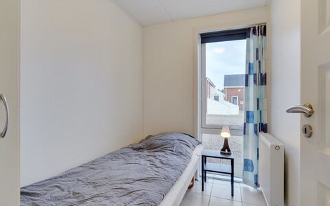 Paula - 2.3Km from the Sea: Wand, Holz, Fussboden, Flooring, Wohnung, Zimmer, Schlafzimmer, Holzbeize, Daylighting, Bett