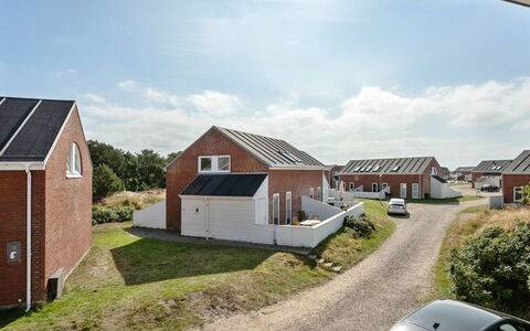 Maylin - 2.3Km from the Sea: Dach, Haus, Grundstueck, Zuhause, Hütte, Estate, Gartenbauten, Schatten, Blockhaus, Landscaping