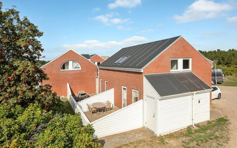 Maylin - 2.3Km from the Sea: Dach, Haus, Grundstueck, Zuhause, Hütte, Estate, Gartenbauten, Schatten, Blockhaus, Landscaping