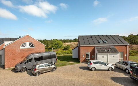 Maylin - 2.3Km from the Sea: Dach, Haus, Grundstueck, Zuhause, Hütte, Estate, Gartenbauten, Schatten, Blockhaus, Landscaping