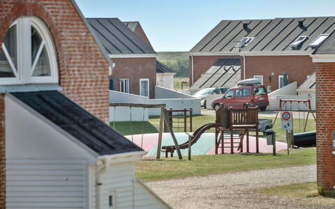 Maylin - 2.3Km from the Sea: Dach, Haus, Grundstueck, Zuhause, Hütte, Estate, Gartenbauten, Schatten, Blockhaus, Landscaping