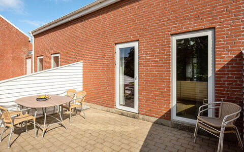 Maylin - 2.3Km from the Sea: Dach, Haus, Grundstueck, Zuhause, Hütte, Estate, Gartenbauten, Schatten, Blockhaus, Landscaping