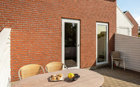Maylin - 2.3Km from the Sea: Dach, Haus, Grundstueck, Zuhause, Hütte, Estate, Gartenbauten, Schatten, Blockhaus, Landscaping