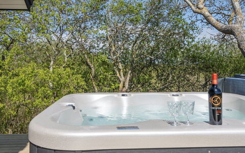 Gubbe - 500M from the Sea: Badewanne, Jacuzzi, Freizeit, Armatur, Zimmerpflanze, Gartenmöbel, Schwimmbad
