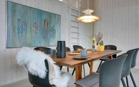 Gubbe - 500M from the Sea: Möbel, Holz, Interior Design, Flooring, Küche & Esszimmer Tisch, Stuhl, Fussboden, Esszimmer, Tabelle, Holzboden