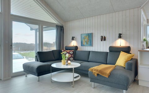Gubbe - 500M from the Sea: Zuhause, Möbel, Wohnzimmer, Couch, Lampe, Light Fixture, Kaffetisch, Zimmerpflanze