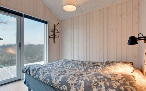 Gubbe - 500M from the Sea: Holz, Schlafzimmer, Bett, Decke, Interior Design, Bedding, Zuhause, Bettdecke, Bettrahmen, Zimmer