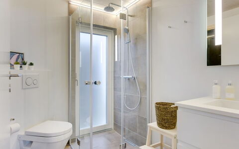 Gubbe - 500M from the Sea: Badezimmer, Interior Design, Flooring, Armatur, Wand, Fussboden, Decke, Toilette, Badezimmerschrank, Sinken
