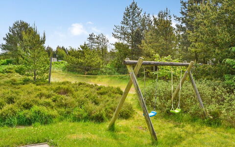 Gunlög - 3.1Km from the Sea: Gras, Grün, Vegetation, Strauch, Wiese, Grundstueck, Wiese, Weide, Garten