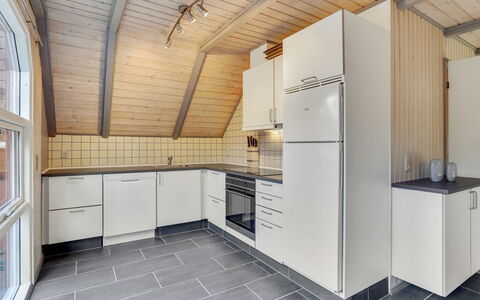 Gunlög - 3.1Km from the Sea: Holz, Flooring, Küche, Decke, Fussboden, Countertop, Zimmer, Wohnung, Holzboden, Hartholz