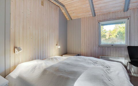 Gunlög - 3.1Km from the Sea: Holz, Schlafzimmer, Decke, Bettdecke, Fussboden, Bedding, Bett, Zuhause, Flooring, Bettrahmen