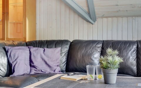 Gunlög - 3.1Km from the Sea: Flooring, Holz, Möbel, Fussboden, Interior Design, Holzboden, Couch, Wohnzimmer, Zuhause
