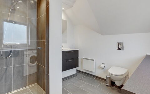 Gunlög - 3.1Km from the Sea: Flooring, Armatur, Fussboden, Interior Design, Badezimmer, Decke, Zapfhahn, Sinken, Badezimmerschrank, Installation