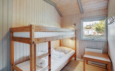 Gunlög - 3.1Km from the Sea: Holz, Schlafzimmer, Tür, Bett, Holzbeize, Zuhause, Etagenbett, Hartholz, Bettrahmen, Planke