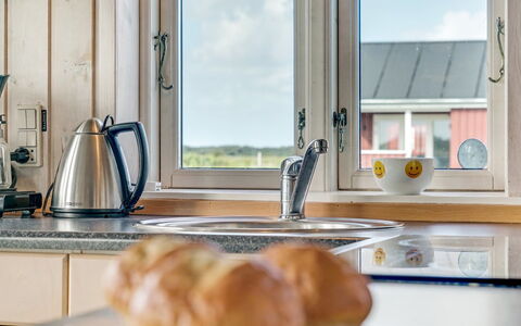 Mortensen - 350M from the Sea: Küchengerät, Kleingeräte, Geschirr, Haushaltsgerät, Interior Design, Küche, Countertop, Servierware