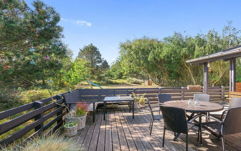 Gro - 1.6Km from the Sea: Möbel, Interior Design, Flooring, Decke, Fussboden, Stuhl, Zimmer, Beleuchtung, Tabelle, Küche & Esszimmer Tisch