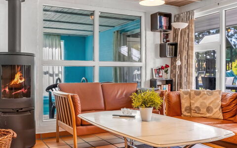 Livni - 3.8Km from the Sea: Möbel, Interior Design, Holz, Flooring, Tabelle, Fussboden, Stuhl, Beleuchtung, Wohnzimmer, Zimmer