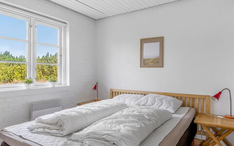 Amaja - 1.9Km from the Sea: Schlafzimmer, Bett, Holz, Bedding, Bettdecke, Interior Design, Fussboden, Flooring, Decke, Bettrahmen
