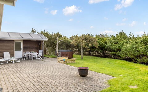 Amaja - 1.9Km from the Sea: Dach, Hütte, Zuhause, Haus, Grundstueck, Garten, Abstellgleis, Schatten, Landscaping, Rasen