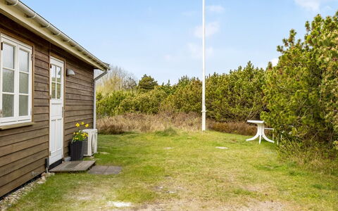 Amaja - 1.9Km from the Sea: Möbel, Gartenmöbel, Geschirr, Tabelle, Drinkware, Stuhl, Tisch Im Freien, Essen, Flasche