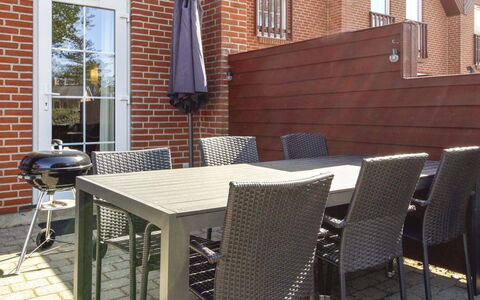 Eda - 3.5Km from the Sea: Strauch, Urban Design, Ground, Backstein, Wohnung, Estate, Mauerwerk, Balkon, Landscaping
