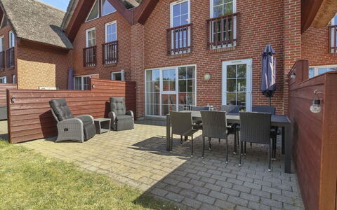 Eda - 3.5Km from the Sea: Strauch, Urban Design, Ground, Backstein, Wohnung, Estate, Mauerwerk, Balkon, Landscaping