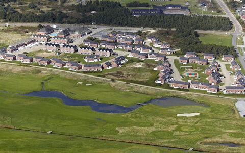 Hugo - 2.5Km from the Sea: Dach, Haus, Zuhause, Hütte, Tür, Abstellgleis, Estate, Rasen, Garten, Veranda