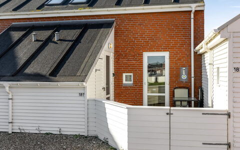 Hugo - 2.5Km from the Sea: Dach, Haus, Zuhause, Hütte, Tür, Abstellgleis, Estate, Rasen, Garten, Veranda