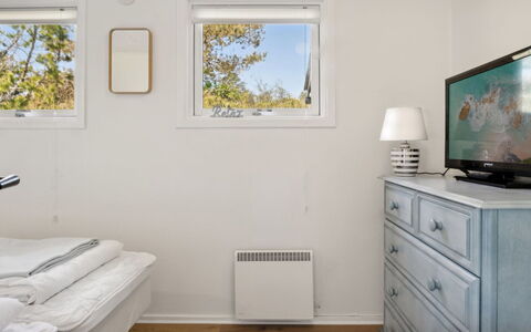 Inga - 1.3Km from the Sea: Möbel, Interior Design, Bett, Wand, Schlafzimmer, Fussboden, Decke, Flooring, Bettdecke, Bedding